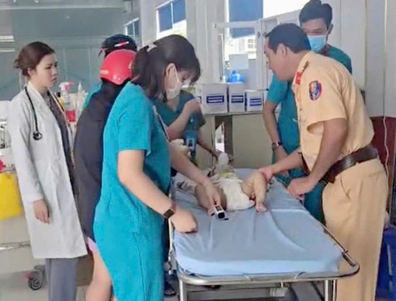 CSGT Công an Đồng Nai kịp thời đưa bé trai 1 tuổi đi cấp cứu -0