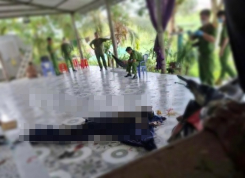 Hoảng hốt khi phát hiện người lạ xông vào nhà mình châm lửa tự thiêu -0