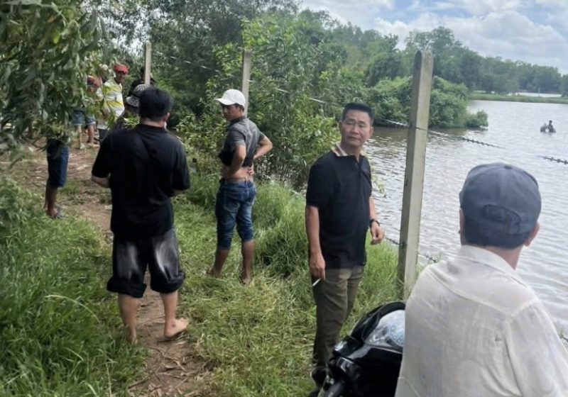 Đôi nam nữ tử vong bất thường dưới áo nước -0