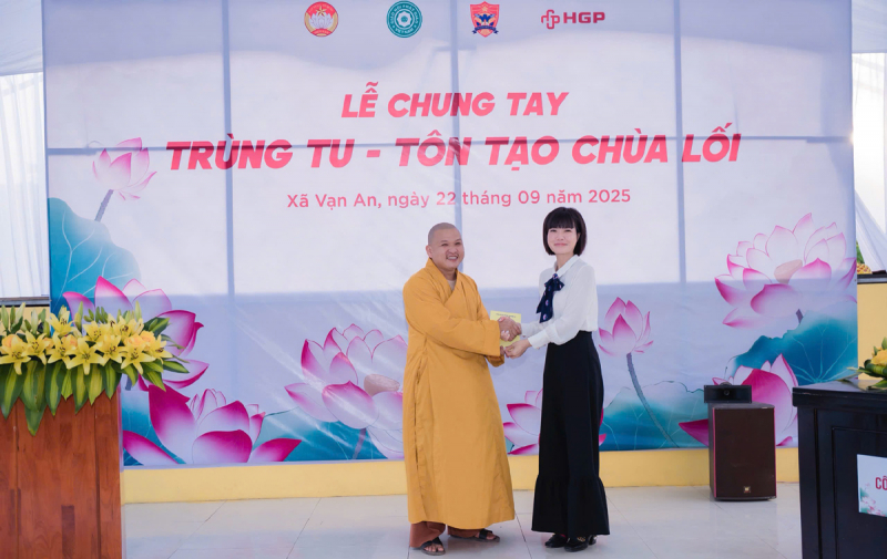 Hoàng Gia Phát Group tặng quà cho họ sinh nghèo và ủng hộ trùng tu, tôn tạo Chùa Lối -1