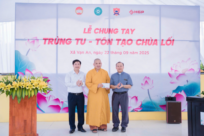 Hoàng Gia Phát Group tặng quà cho họ sinh nghèo và ủng hộ trùng tu, tôn tạo Chùa Lối -2