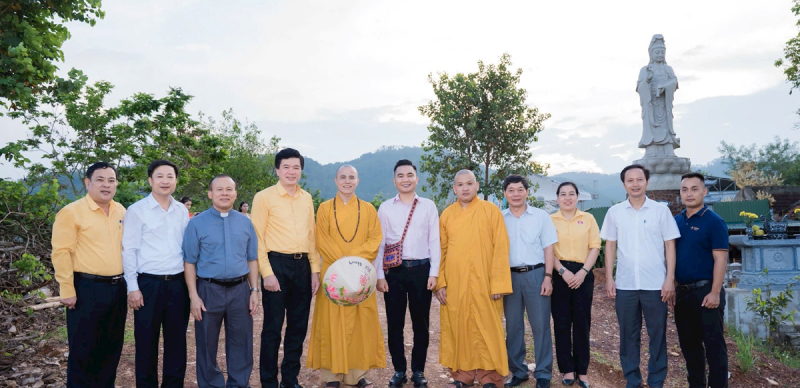 Hoàng Gia Phát Group tặng quà cho họ sinh nghèo và ủng hộ trùng tu, tôn tạo Chùa Lối -0