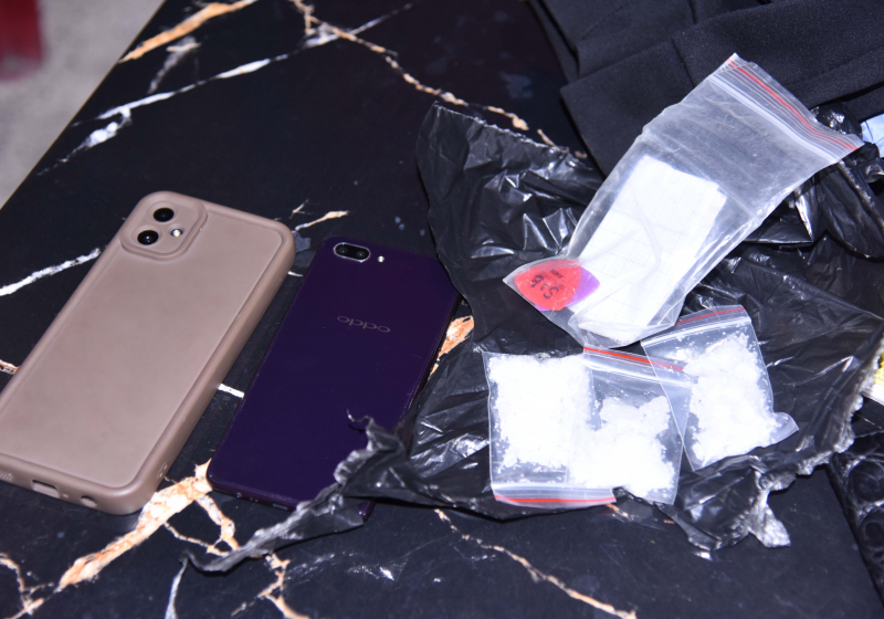 Trên đường tuần tra, CSGT bắt quả tang 2 đối tượng tàng trữ “hàng đá” -0