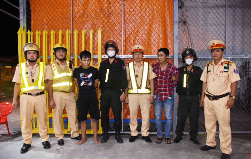 Trên đường tuần tra, CSGT bắt quả tang 2 đối tượng tàng trữ “hàng đá” -0