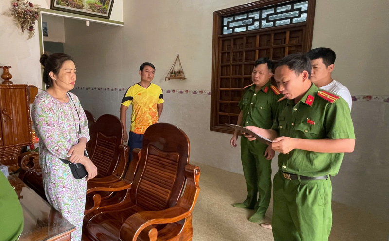 Tạm giữ hình sự tú bà chứa hàng chục cô gái để…. môi giới mại dâm -0