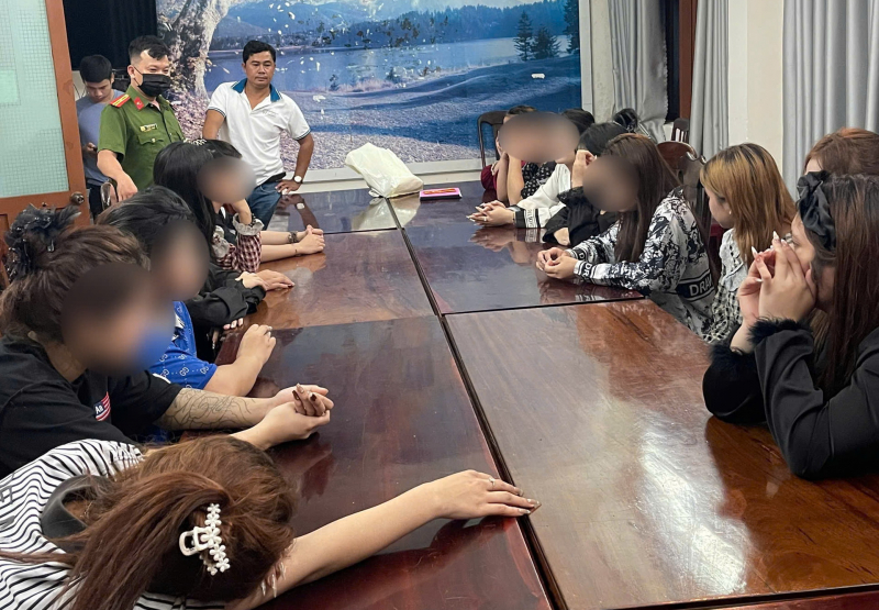 Tạm giữ hình sự tú bà chứa hàng chục cô gái để…. môi giới mại dâm -0