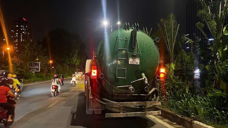 Bắt ổ nhóm xả trộm gần 50m3 chất thải xuống sông Tô Lịch, -0