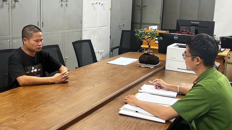 Bắt ổ nhóm xả trộm gần 50m3 chất thải xuống sông Tô Lịch, -1