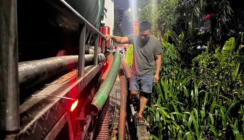 Bắt ổ nhóm xả trộm gần 50m3 chất thải xuống sông Tô Lịch, -2