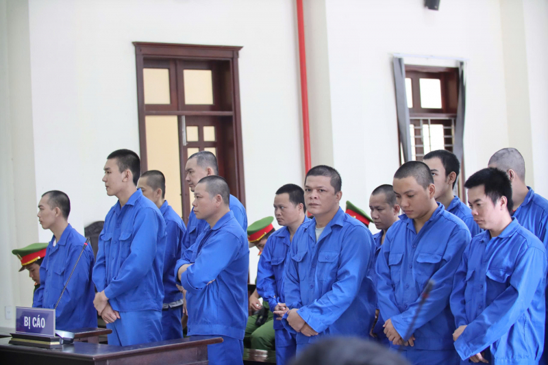 Băng cướp chuyên đặt “bàn chông” trên đường để cướp xe chở thuốc lá lậu lãnh án -0