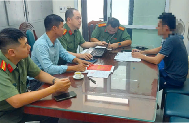 Bị phạt tiền vì lên mạng xúc phạm Công an -0