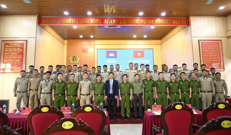 MPS opens training course for Cambodian police dog handlers -0