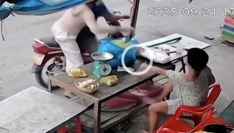 Sự thật phía sau vụ tự tử của cô gái khuyết tật bán rau bị cướp điện thoại -0