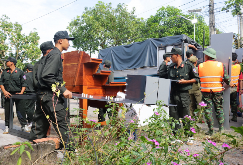 Công an Đồng Tháp hỗ trợ người dân di dời tài sản trong vùng sạt lở đến nơi an toàn -0