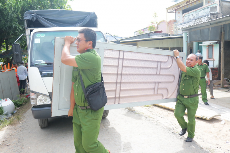 Công an Đồng Tháp hỗ trợ người dân di dời tài sản trong vùng sạt lở đến nơi an toàn -0