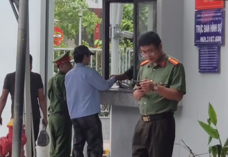 Ca sĩ Khánh Phương đến làm việc với Công an TP Hồ Chí Minh  -0