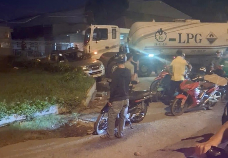 Tài xế đột quỵ, xe bồn chở gas mất kiểm soát tông nhiều phương tiện -0