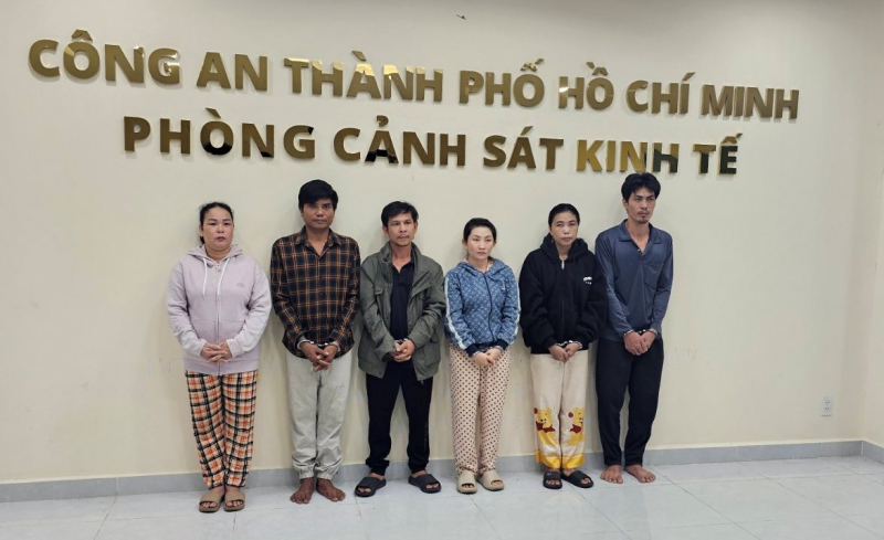 Triệt phá đường dây sản xuất, buôn bán hàng giả nhãn hiệu nước tẩy O.K -2