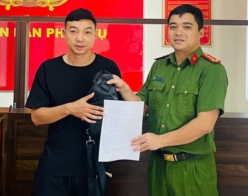경찰관 2명이 지갑을 집어 들고 재빨리 확인한 뒤 사람들에게 돌려줬다 -0