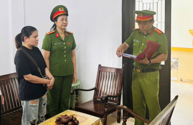 Đặt mua nguyên liệu trôi nổi qua mạng để sản xuất số lượng lớn dầu gội giả -0