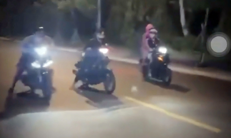 Xử lý hai nam thanh niên điều khiển xe mô tô diễu võ dương oai trên đường -0