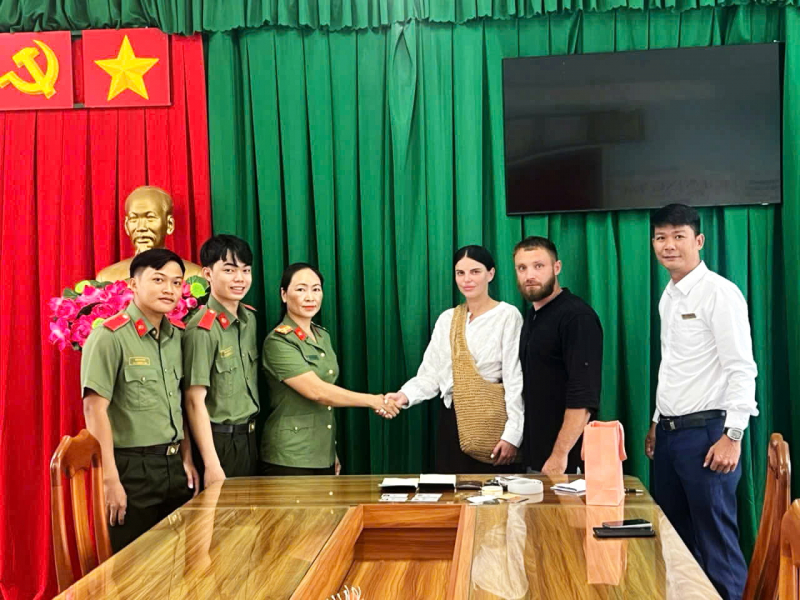 Hai du khách người Belarus xúc động khi được Công an trao lại giấy tờ đã đánh rơi -0