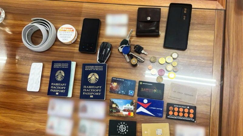 Hai du khách người Belarus xúc động khi được Công an trao lại giấy tờ đã đánh rơi -0