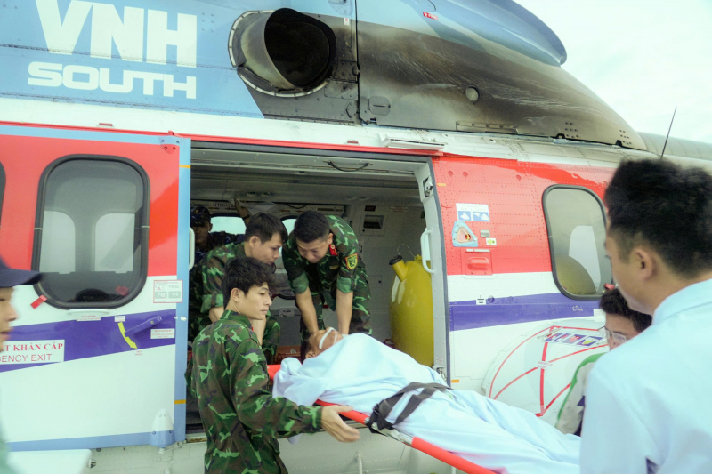 Vượt bão xuyên đêm đưa bệnh nhân bị chấn thương nặng từ Trường Sa về đất liền điều trị -0