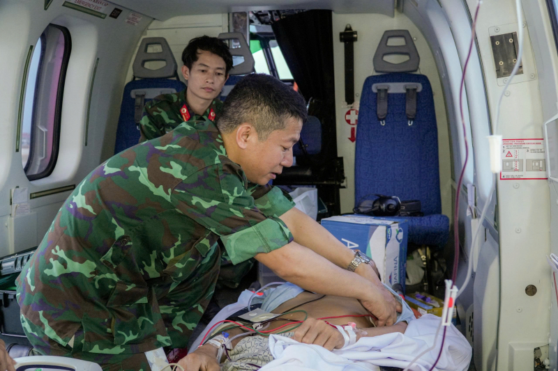 Vượt bão xuyên đêm đưa bệnh nhân bị chấn thương nặng từ Trường Sa về đất liền điều trị -1
