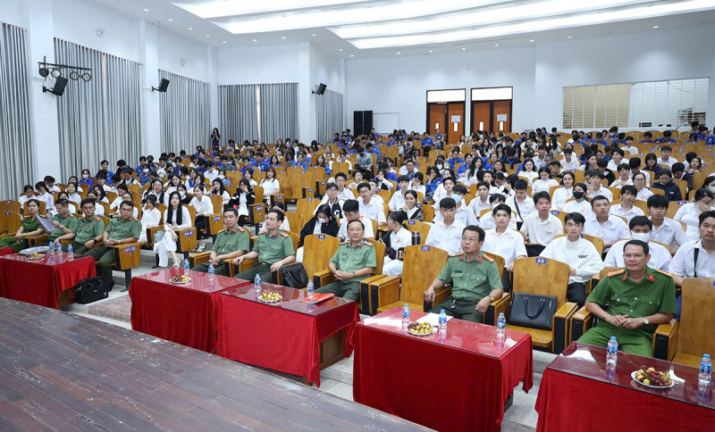 Hơn 500 công nhân viên chức và học sinh, sinh viên được trang bị kiến thức về phòng chống tội phạm sử dụng công nghệ cao -1