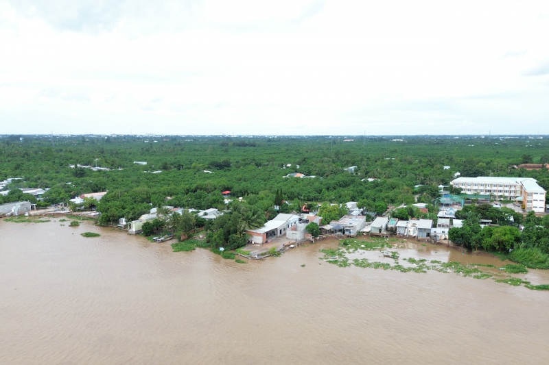 Cận cảnh hiện trường sạt lở nguy hiểm, uy hiếp cuộc sống của hàng trăm hộ dân ven sông Tiền -0
