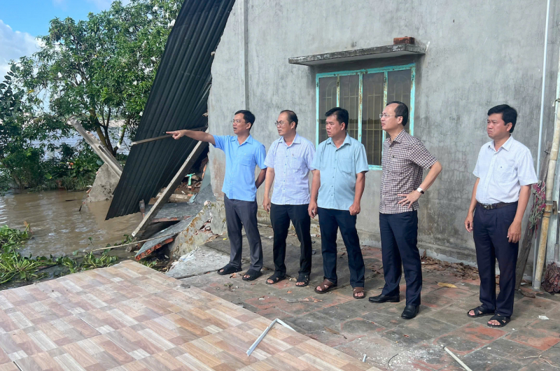 Cận cảnh hiện trường sạt lở nguy hiểm, uy hiếp cuộc sống của hàng trăm hộ dân ven sông Tiền -0