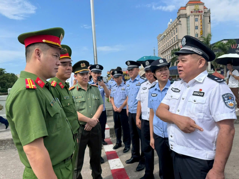Bàn giao đối tượng truy nã đặc biệt nguy hiểm người Trung Quốc -0