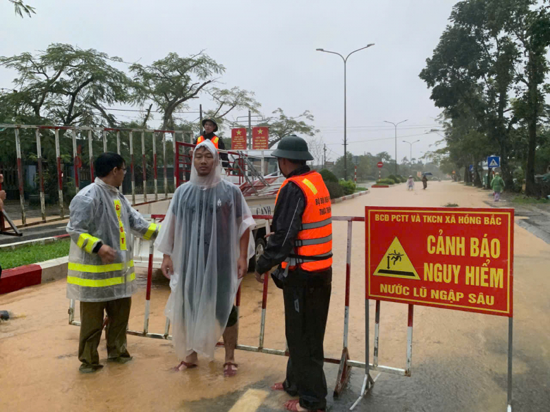 Công an TP Huế vượt dòng nước lũ để di dời người dân đến nơi an toàn   -0
