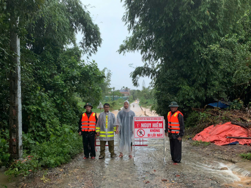 Công an TP Huế vượt dòng nước lũ để di dời người dân đến nơi an toàn   -0