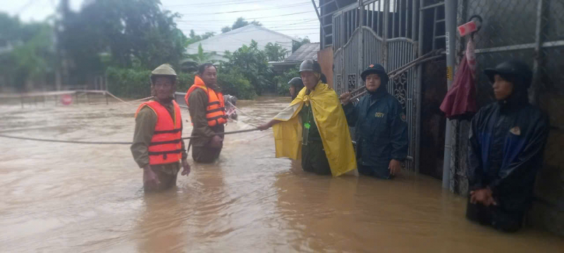 Công an TP Huế vượt dòng nước lũ để di dời người dân đến nơi an toàn   -0
