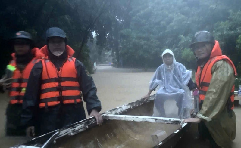 Công an TP Huế vượt dòng nước lũ để di dời người dân đến nơi an toàn   -0