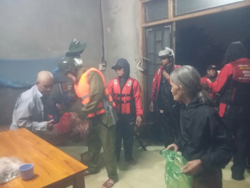 Công an TP Huế vượt dòng nước lũ để di dời người dân đến nơi an toàn   -0