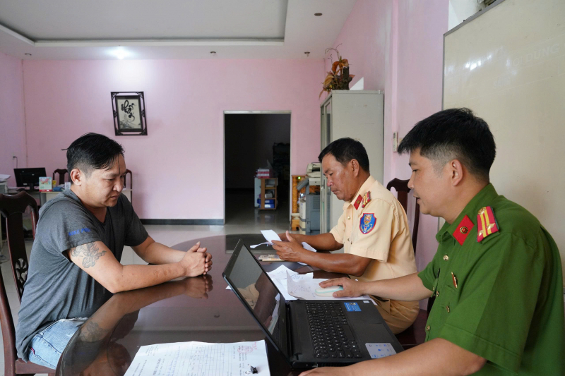 CSGT kịp thời ngăn chặn xe đầu kéo chở 30 tấn thịt lợn, gà đông lạnh không rõ nguồn gốc -0