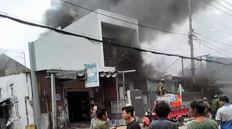 رہائشی علاقے کے اندر پارکنگ میں بڑی آگ -0