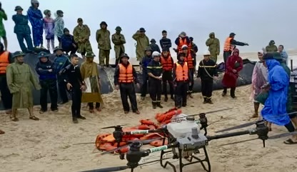 Ngư dân thứ 9 được cứu, tiếp tục tìm kiếm 2 người mất tích ở Cửa Việt -0