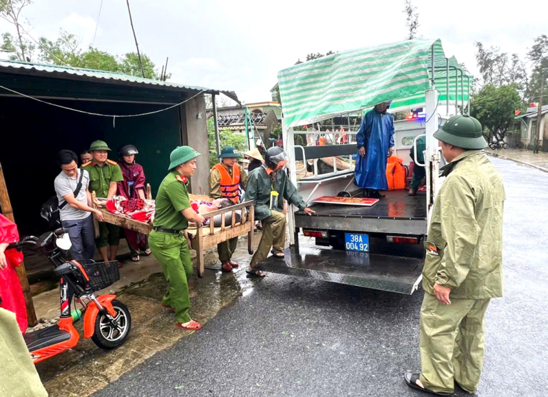 Khẩn trương di dời dân, bảo vệ tài sản trước thời điểm bão số 10 đổ bộ -0