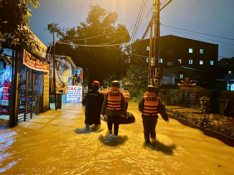 Trước khi bão số 10 đổ bộ, người dân cần làm gì để đảm bảo an toàn? -0