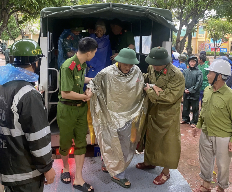 Công an Nghệ An: Trực 100% quân số, bám địa bàn, hỗ trợ nhân dân phòng, chống bão -0