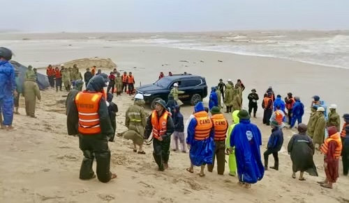 Ngư dân thứ 9 được cứu, tiếp tục tìm kiếm 2 người mất tích ở Cửa Việt -1