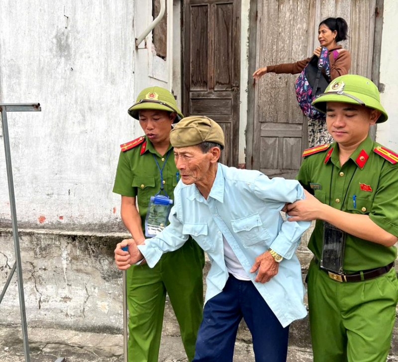 Khẩn trương di dời dân, bảo vệ tài sản trước thời điểm bão số 10 đổ bộ -1