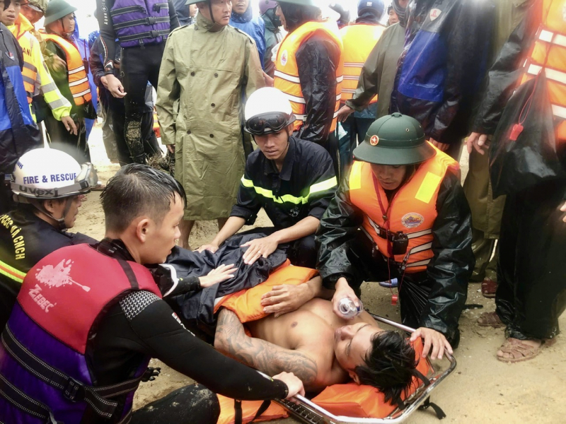 Ngư dân thứ 9 được cứu, tiếp tục tìm kiếm 2 người mất tích ở Cửa Việt -0