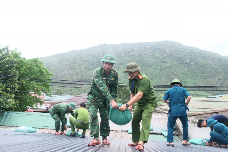 Khẩn trương di dời dân, bảo vệ tài sản trước thời điểm bão số 10 đổ bộ -0