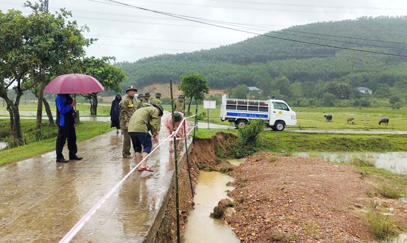 Khẩn trương di dời dân, bảo vệ tài sản trước thời điểm bão số 10 đổ bộ -0