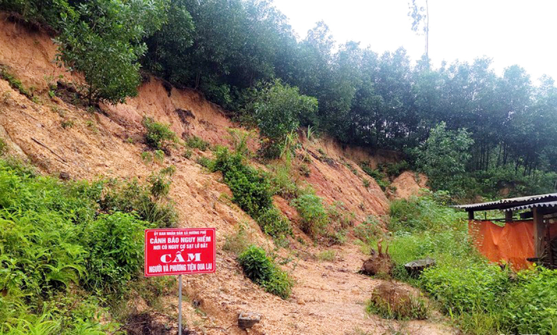 Khẩn trương di dời dân, bảo vệ tài sản trước thời điểm bão số 10 đổ bộ -0